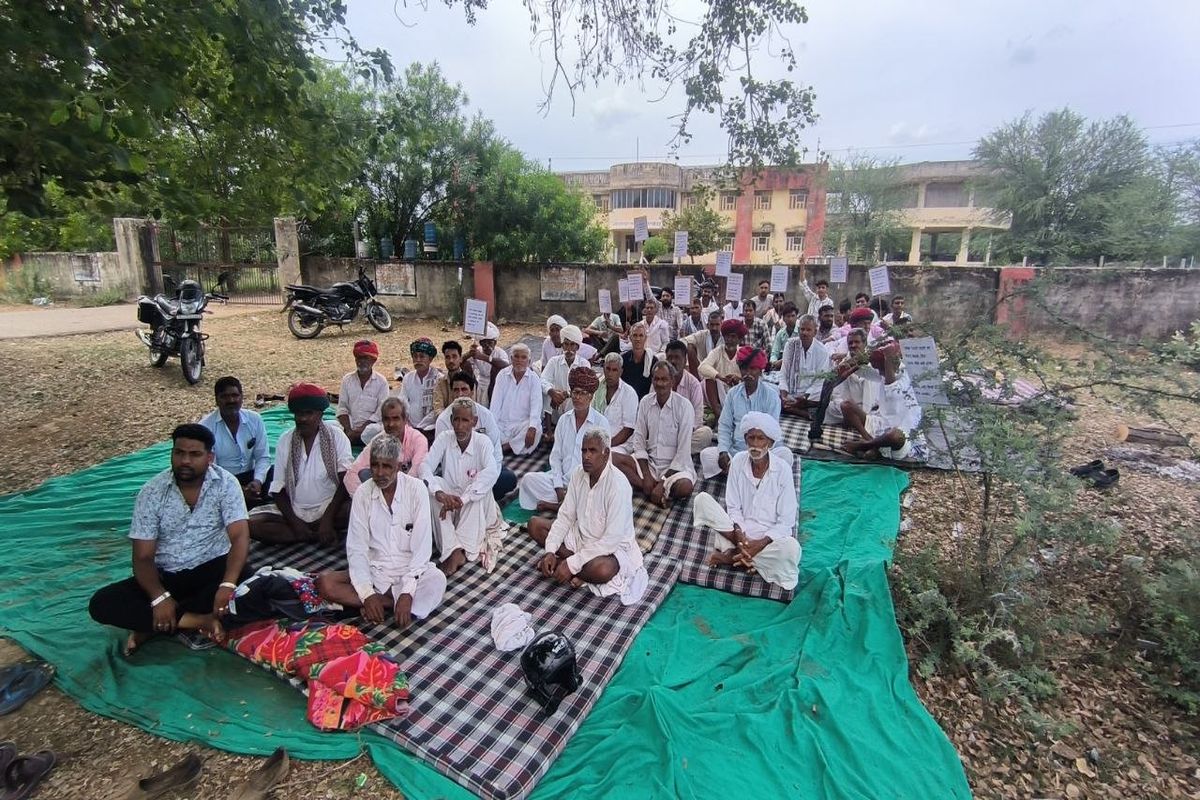 सरकारी जमीन से अतिक्रमण हटाने की मांग पर धरना प्रदर्शन जारी
