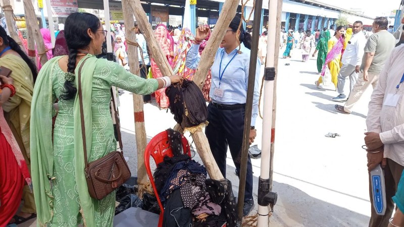 हनुमानगढ़ में रविवार को महिला दिवस पर आयोजित राज्य स्तरीय समारोह में महिलाओं की तलाशी लेते सुरक्षाकर्मी तथा पास में लगा काले दुपट्टों का ढेर।