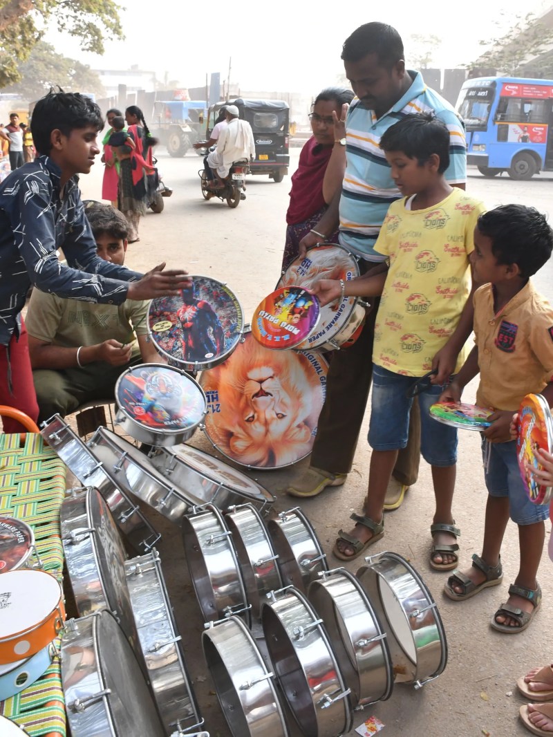 होली के उत्साह के बीच एक दुकान पर चंग खरीदते ग्राहक, बच्चों में भी उत्साह।