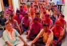 हुब्बल्ली के देशपांडेनगर में प्रवासी समाज के लोगों ने होली खेली।