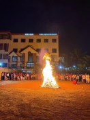 हुब्बल्ली के कोटिलिंग नगर में होलिका दहन करते हुए।