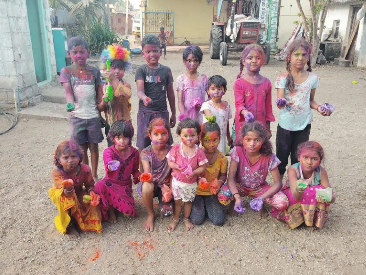 धारवाड़ जिले के कुंदगोल तालुक के चिक्कनर्थी गांव में होली की मस्ती में सराबोर बच्चे।