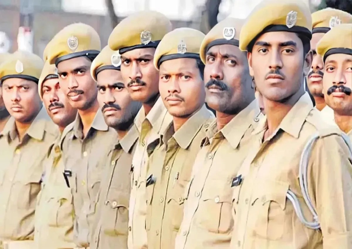 अधिकारियों के अनुसार आरोपी ने खुद को टेक्निकल टीम का सदस्य बताकर भर्ती प्रक्रिया को प्रभावित करने और किसी अभ्यर्थी को अनुचित लाभ पहुंचाने का प्रयास किया।