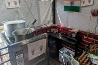 अस्पताल भवन के बीच गैस सिलेंडर से जल रही भट्टी