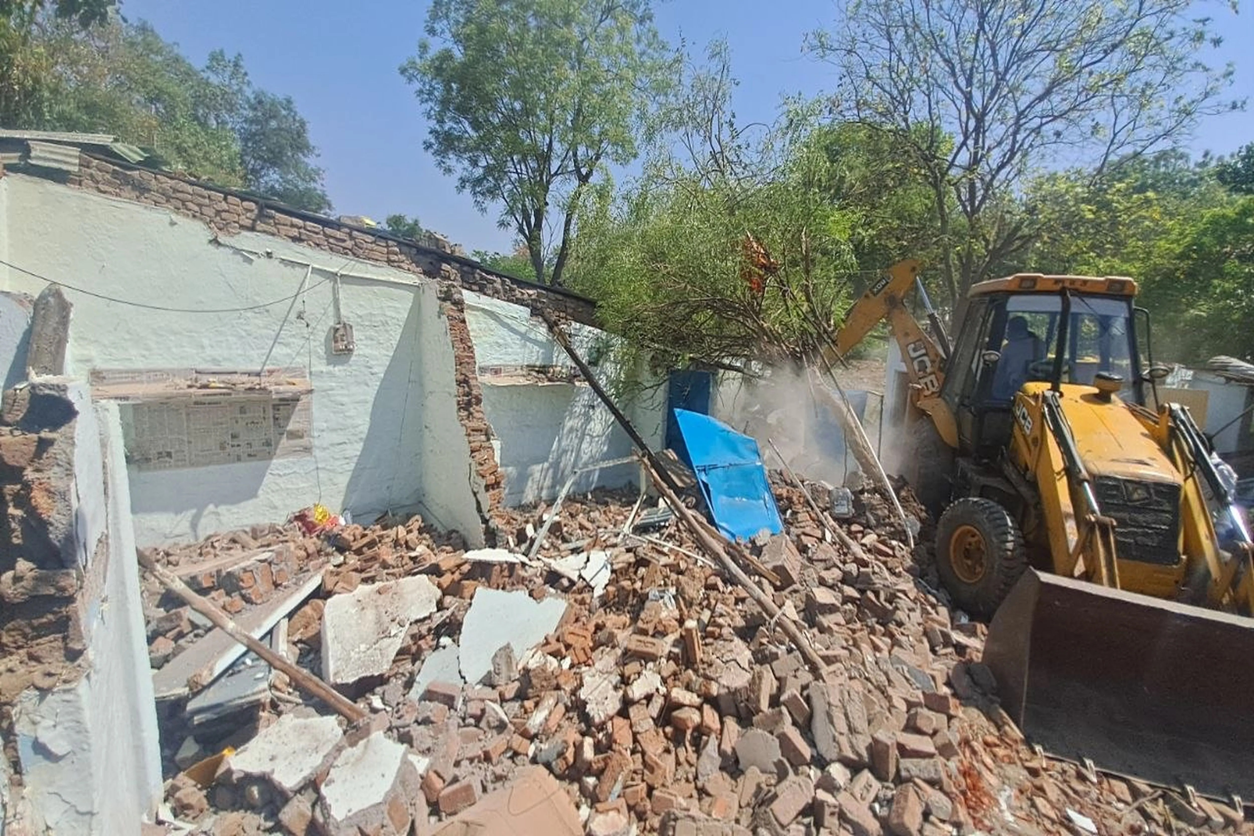 रेलवे ने 20 मकानों पर चलाया बुलडोजर, नगर निगम नेता प्रतिपक्ष ने पकड़े एसडीएम के पैर