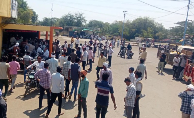 Farmers in Khargone enraged over falling gram prices