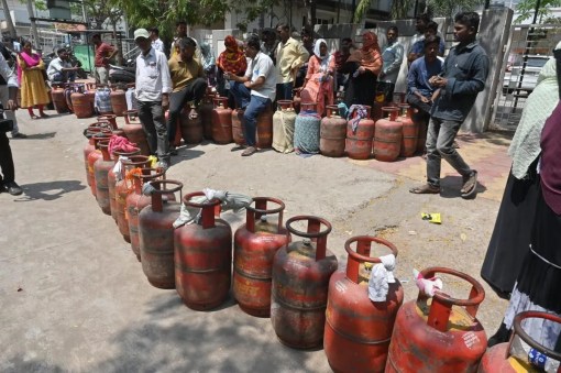 People lining up for LPG cylinder