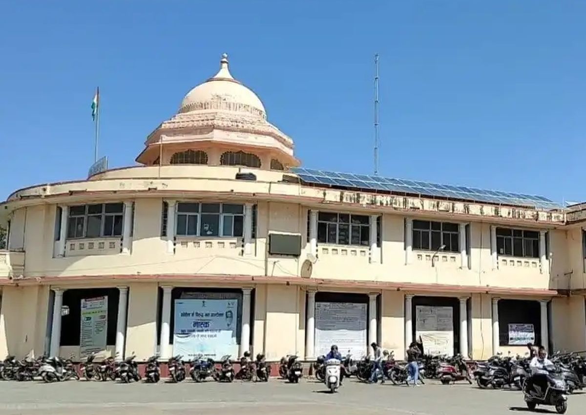 कुछ स्थानों पर फ्री होल्ड पट्टा जारी किया गया तो कुछ स्थानों पर बिना नीलामी के पट्टे जारी कर दिए गए। कई स्थानों पर जारी किए गए पट्टों में लैंड यूज चेंज फीस, लीज राशि, जीएसटी राशि वसूल नहीं करने से 5 करोड़ से ज्यादा का नुकसान हुआ।