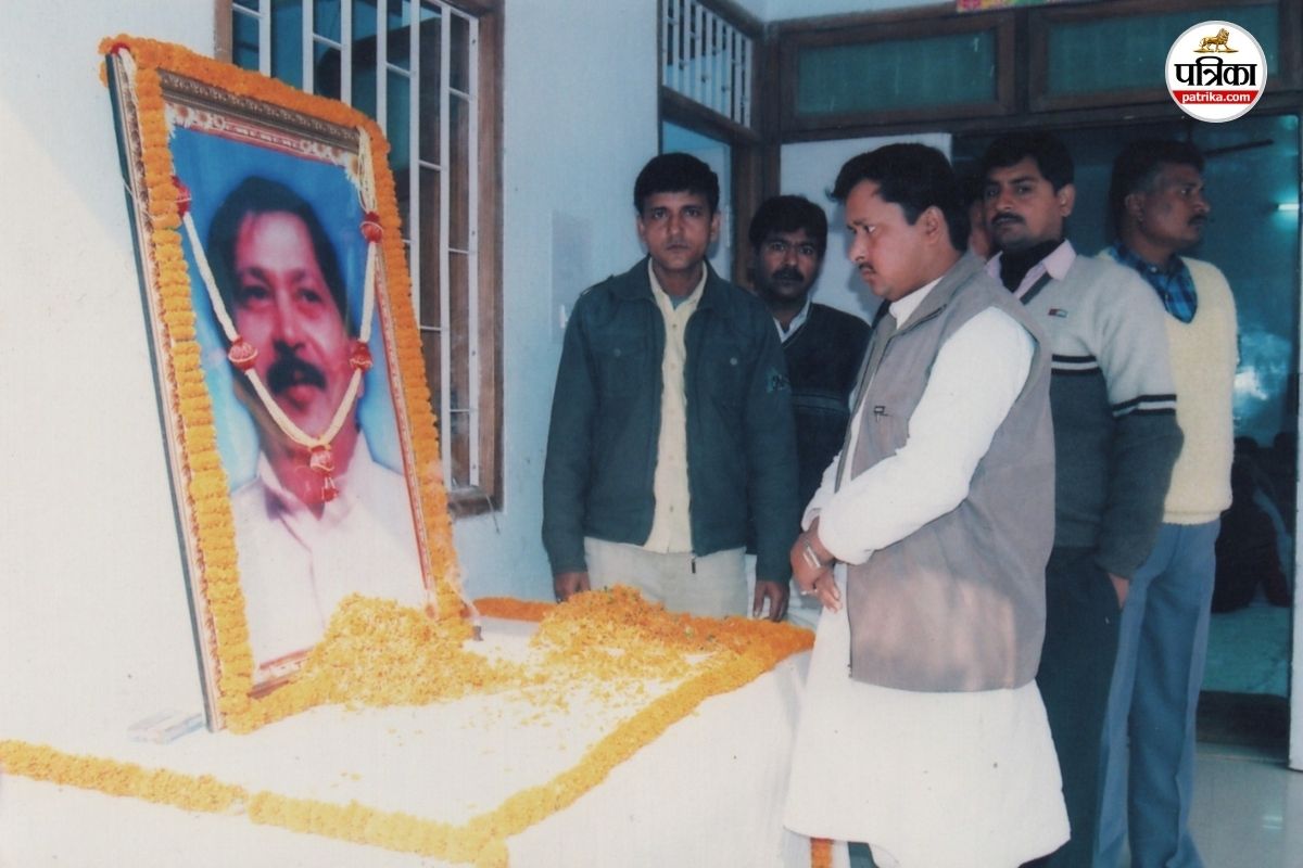 अपने पिता की तस्वीर के सामने भाजपा के राष्ट्रीय अध्यक्ष नितिन नवीन