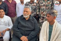 chappra student gangrape death case, पीड़ित परिजनों से मुलाकात करते पप्पू यादव