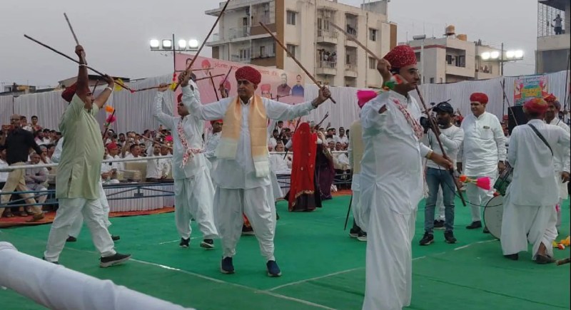 समारोह में प्रस्तुति देते गेर दल, सांसद लुम्बाराम चौधरी ने भी ढोल-थाली की थाप पर गेर खेलकर उत्साह बढ़ाया।