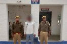 पकड़ा गया आरोपी पुलिस टीम के साथ फोटो सोर्स विभाग