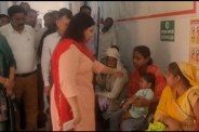 घटना के बाद निरीक्षण करती एसडीएम करनैलगंज और स्वास्थ्य विभाग के अधिकारी