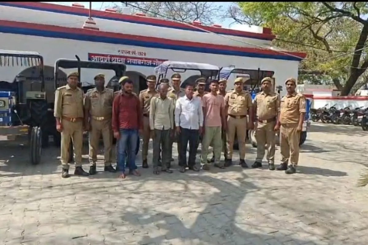 पकड़े गए आरोपी गिरफ्तार करने वाली टीम बरामद ट्रैक्टर फोटो सोर्स विभाग