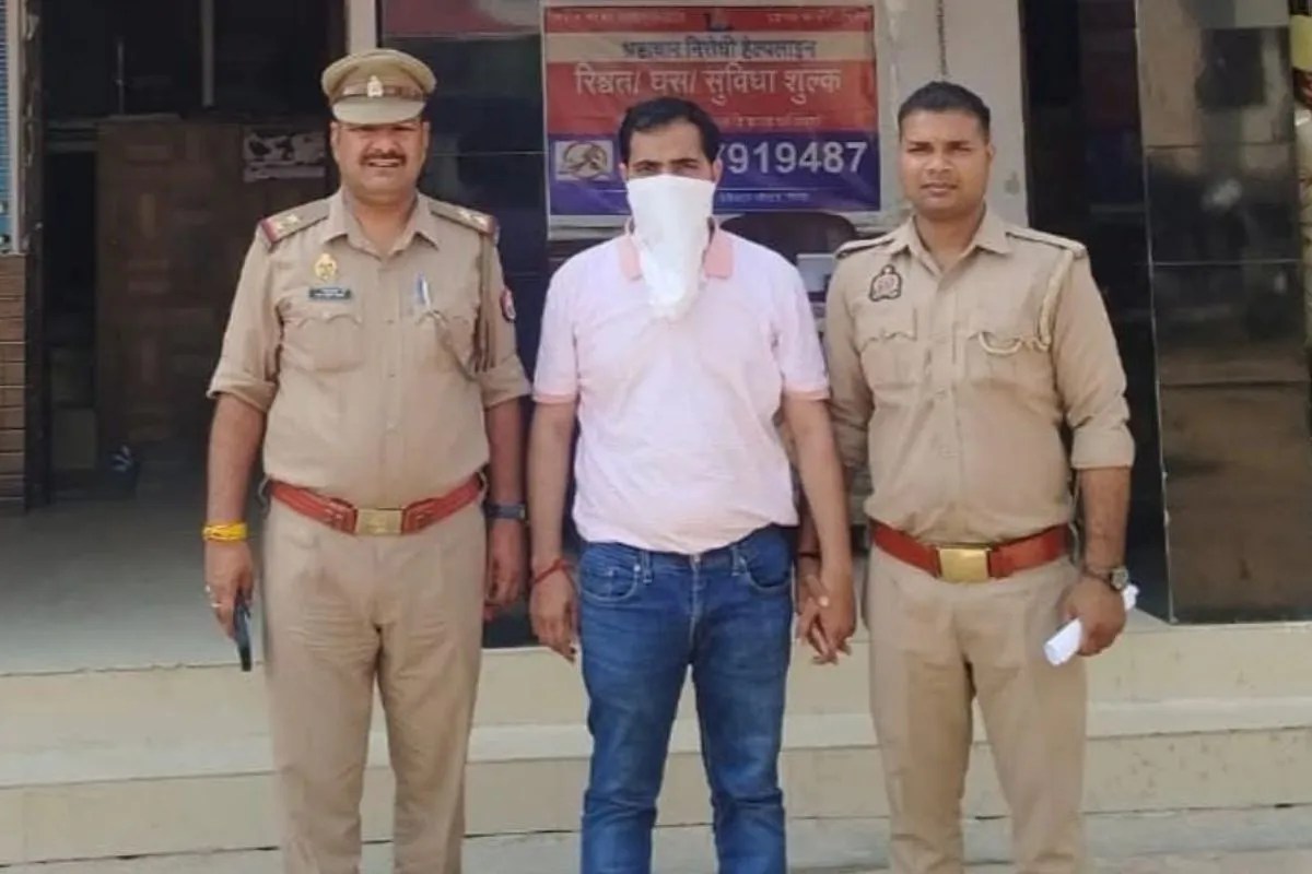 पुलिस टीम के साथ पकड़े गए जिला समन्वयक फोटो सोर्स विभाग