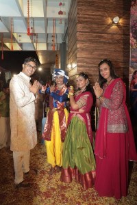 हुब्बल्ली के मधुरा एस्टेट में आयोजित फूलों की होली में पुष्पवर्षा के बीच आनंद लेते लोग तथा राधा-कृष्ण के वेश में कलाकार मनोहारी प्रस्तुति देते हुए।