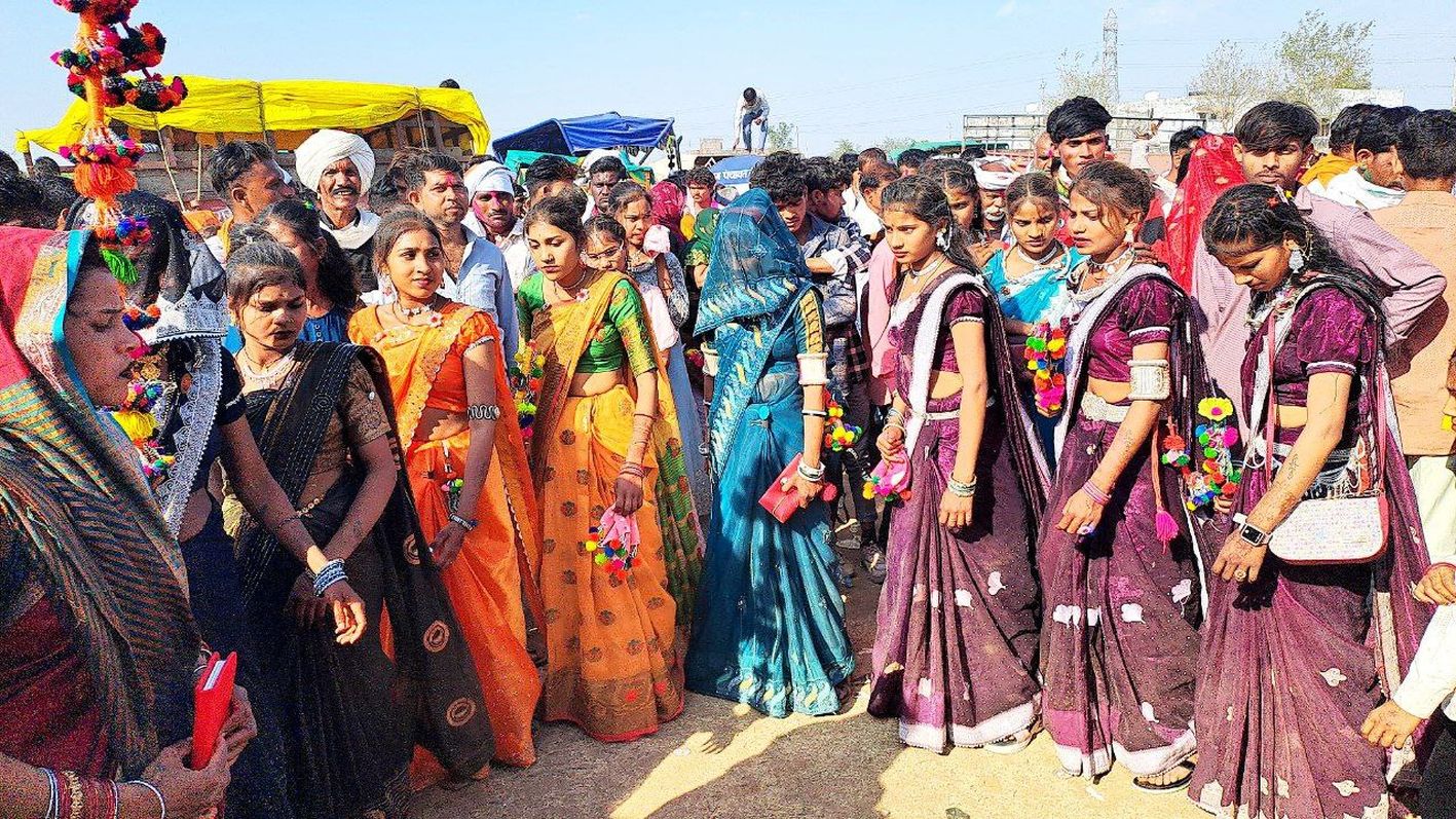 मांदल की भाप पर झूमे आदिवासी, चांदी के गहनों और पारंपरिक नृत्य ने बांधा समां