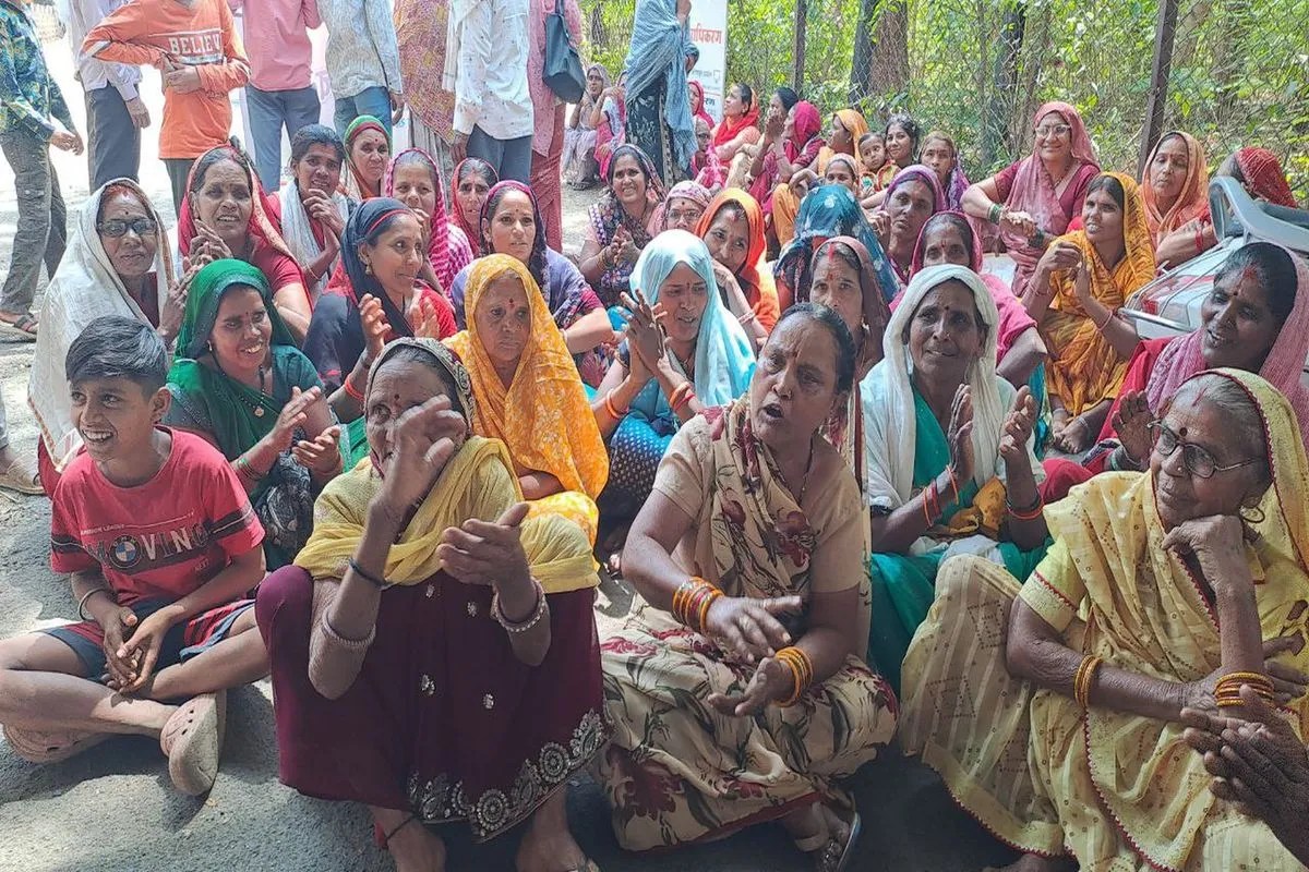 जल संकट… पानी के लिए महिलाओं ने जनसुनवाई में किया विरोध प्रदर्शन, अधिकारियों के सामने किए भजन