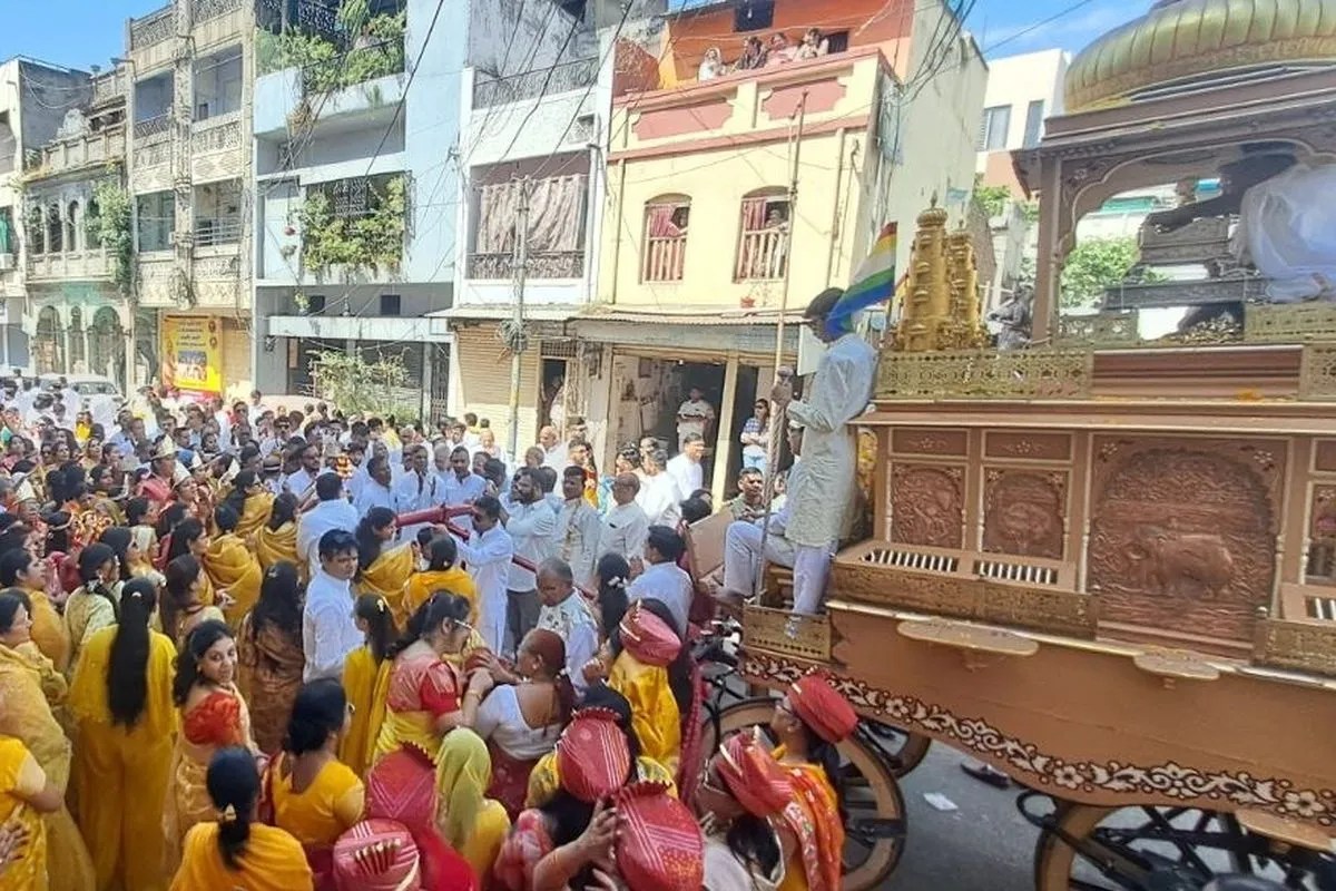 देखे वीडियो : महावीर जयंती… अंहिसा का संदेश देते हुए जैन समाजजनों ने हाथों से खींचा 400 किलो वजनी रथ