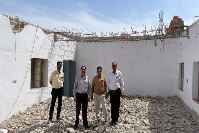 कार्य का निरीक्षण करते प्रचार्य व अन्य।