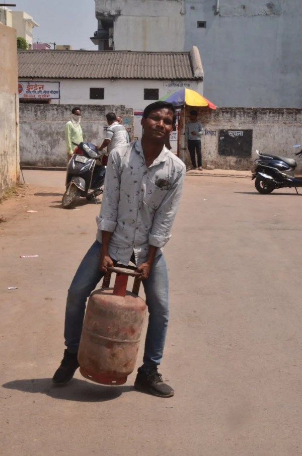 LPG की किल्लत से शहर बेहाल! लोगों ने कहा- गैस नहीं तो कैसे जलेगा चूल्हा, देखें Photo...