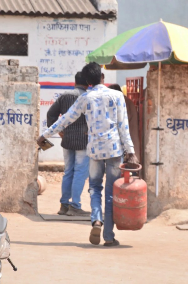 LPG की किल्लत से शहर बेहाल! लोगों ने कहा- गैस नहीं तो कैसे जलेगा चूल्हा, देखें Photo...