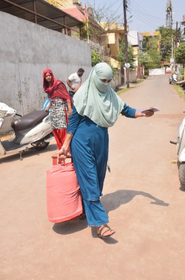 LPG की किल्लत से शहर बेहाल! लोगों ने कहा- गैस नहीं तो कैसे जलेगा चूल्हा, देखें Photo...