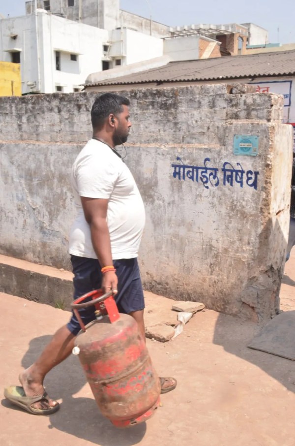 LPG की किल्लत से शहर बेहाल! लोगों ने कहा- गैस नहीं तो कैसे जलेगा चूल्हा, देखें Photo...