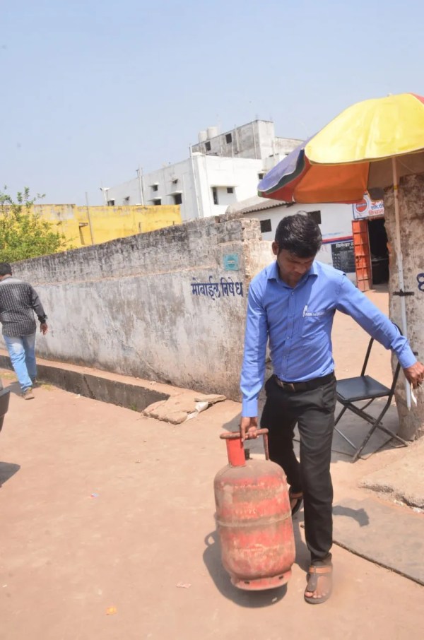 LPG की किल्लत से शहर बेहाल! लोगों ने कहा- गैस नहीं तो कैसे जलेगा चूल्हा, देखें Photo...