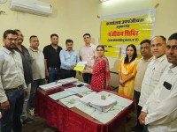 हनुमानगढ़: जंक्शन में डीआईजी स्टाम्प कार्यालय में लगे शिविर में पंजीयन दस्तावेज सौंपते अधिकारी व अन्य। पत्रिका।