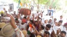 हनुमानगढ़: रसोई गैस सिलेंडर लेकर कलक्ट्रेट पर प्रदर्शन करते कांग्रेस कार्यकर्ता।
