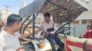 हनुमानगढ़: सिलेंडर डिलिवरी मैन से चर्चा करता उपभोक्ता।