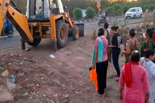 Pit Protest Against Liquor Shop