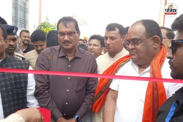 स्कूल के उद्घाटन में पहुंचे अतिथि 