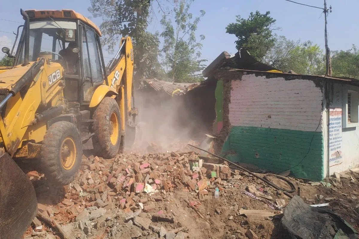 रेलवे की जमीन पर बने 20 मकानों पर चली जेसीबी