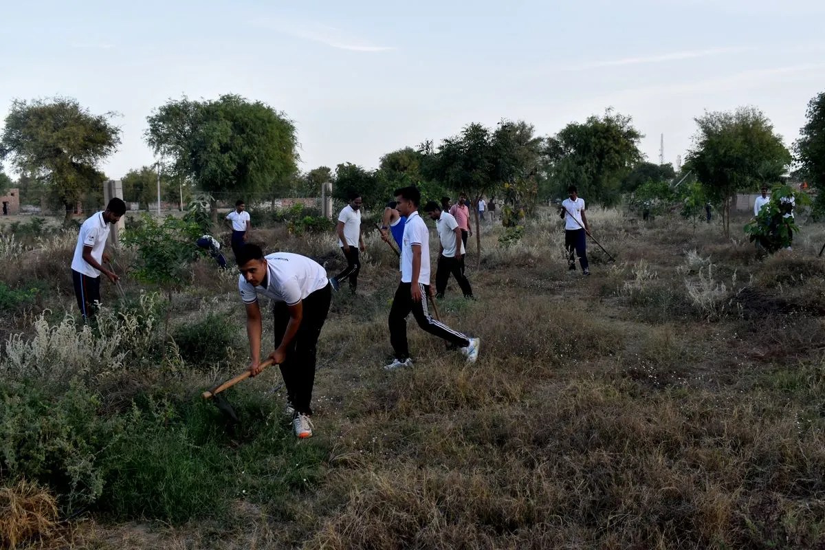 पशु मेला मैदान में श्रमदान करते एनसीसी केडेट्स