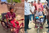 ट्राइसाइकिल के साथ दिव्यांग बच्ची सोनी