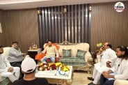 पश्चिम बंगाल चुनाव को लेकर बैठक करते तेज प्रताप यादव