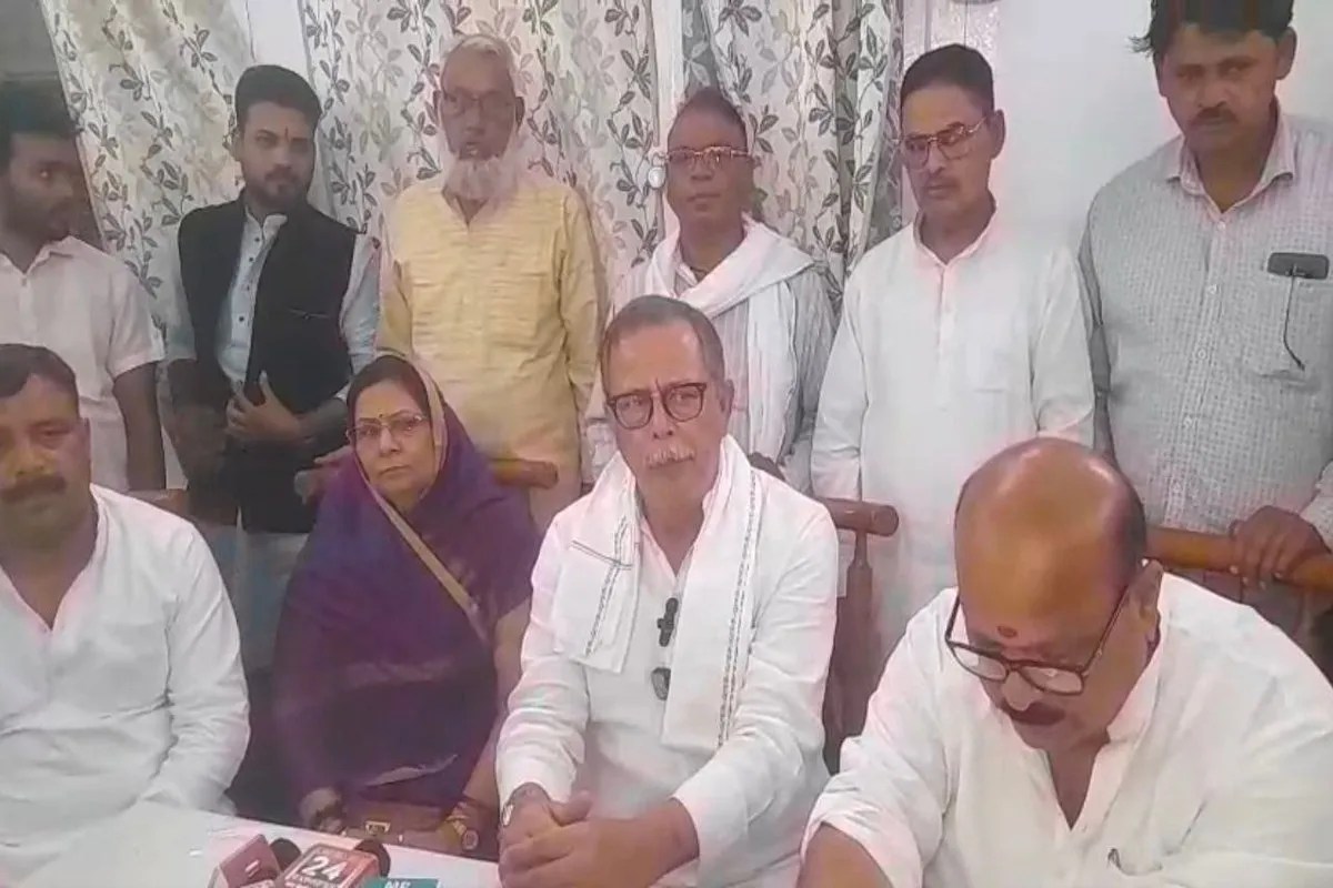 टीकमगढ़। मीडिया से चर्चा करते अजय सिंह।