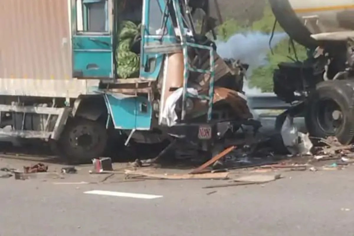 दो ट्रकों की टक्कर