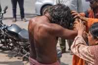 साधु के वेष में वापस लौटे पति को पत्नी ने पीटा