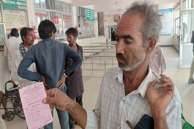 अपनी पीड़ा बताता धवा गांव से आया विशालसिंह