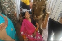 लिफ्ट खराब होने से फरियादियों को कंधे पर बैठाकर ऊपर ले जाना पड़ा, समाधान दिवस में पहुंची महिला ने लगाई गुहार (फोटो सोर्स : Municipal Corporation Media Cell)