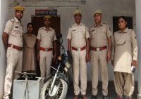दोनों आरोपी अलग-अलग जिलों में वारदात कर पुलिस से बचने की कोशिश करते थे। पुलिस ने आरोपियों के कब्जे से दानपात्र, नगदी आदि बरामद किए हैं।