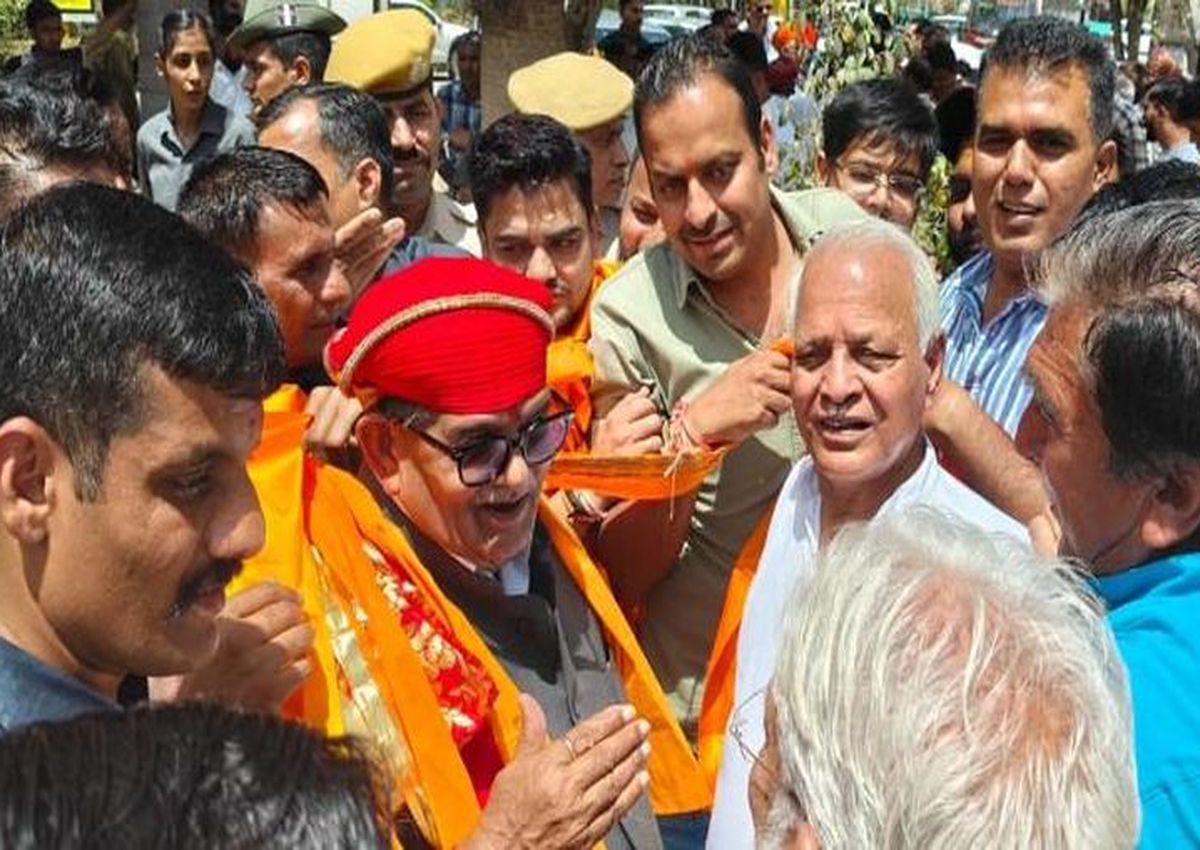 शहर भाजपा अंतरद्वंद्व से गुजर रही है। नतीजा ये कि बीते पांच दिन में ही दूसरी बार 'शक्ति प्रदर्शन' देखने को मिल गया है। जहां 29 मार्च को होली स्नेह मिलन समारोह के नाम पर जिलाध्यक्ष ने भारी भीड़ जुटाई थी, वहीं शुक्रवार को पंजाब के राज्यपाल गुलाबचंद कटारिया के आने पर स्वागत करने ऐतिहासिक भीड़ जुटी।