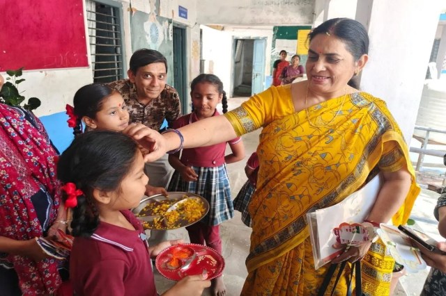 आनंद नगर सांदीपनि स्कूल में टीका लगाकर प्रवेश कराती प्रमिला सिंह