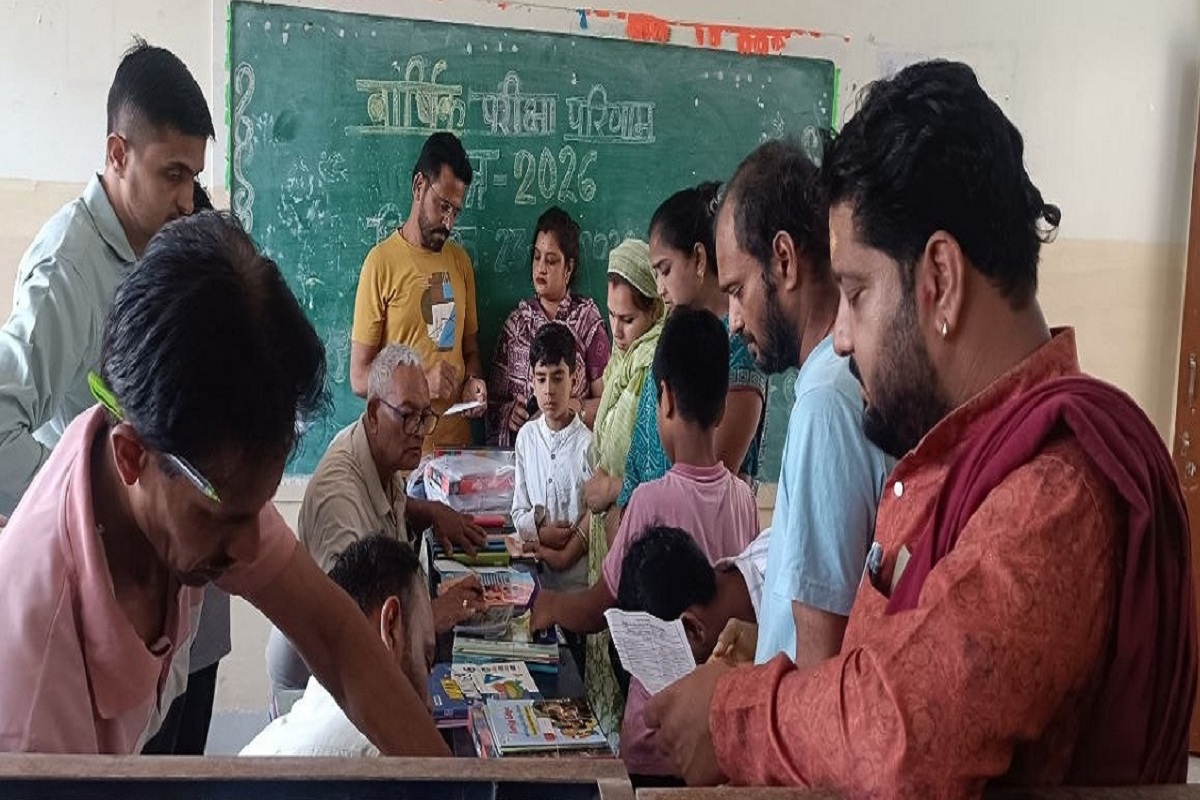 शुक्रवार से पुस्तक मेले की शुरूआत हो गई है। लेकिन इन मेलों में पुस्तक विक्रेताओं की सीमित संख्या और बच्चों-पालकों की आवक में कमी से मेले शासन की मंशा पर खरे नहीं उतर पा रहे हैं। नगर के नेहरू उच्चतर माध्यमिक विद्यालय में लगे पुस्तक मेले में महज ६ पुस्तक विक्रेताओं ने ही स्टाल लगाईं।