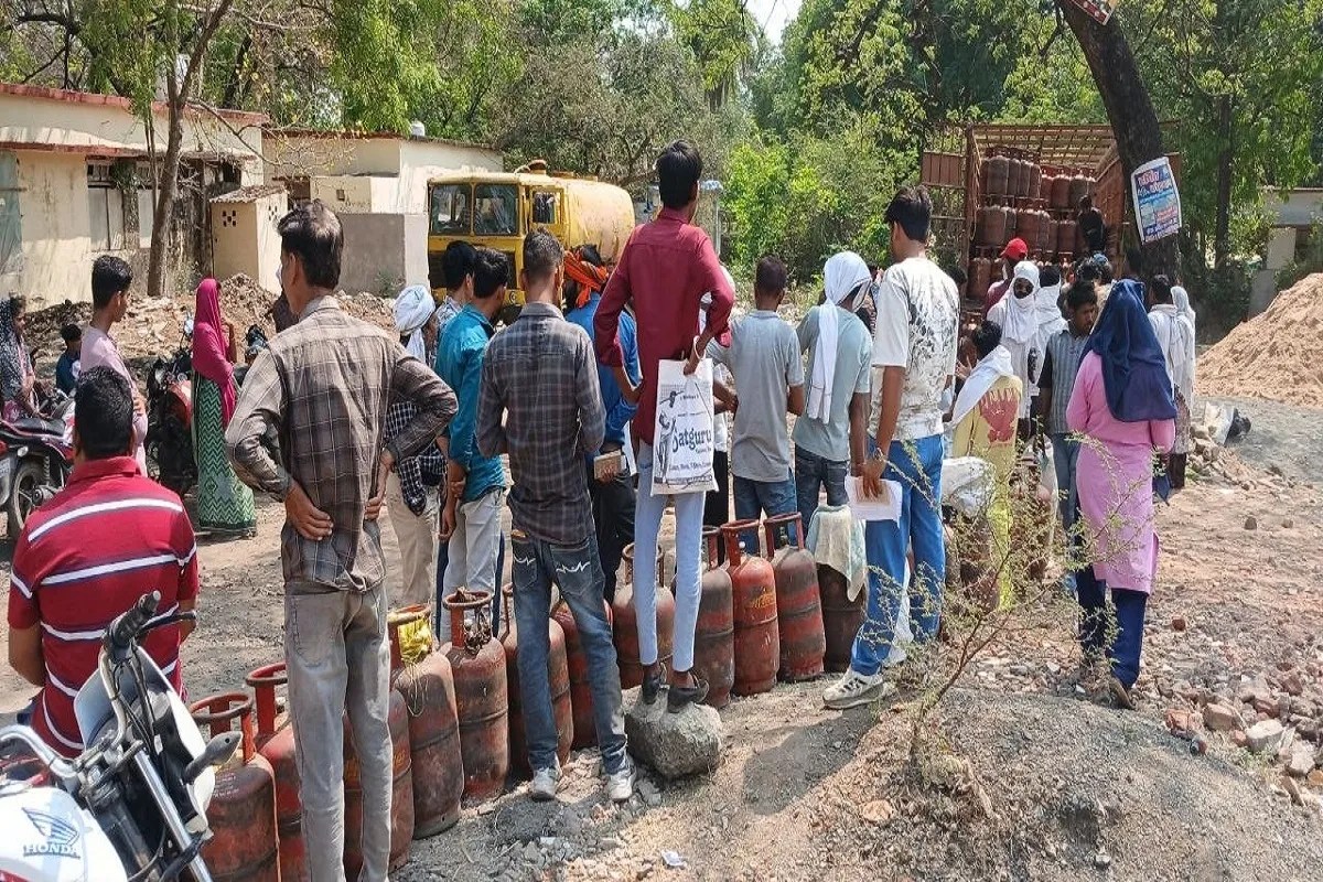 जिले में घरेलू और व्यावसायिक गैस सिलेंडरों की आपूर्ति को लेकर स्थिति अभी भी सामान्य नहीं हो सकी है। प्रशासन भले ही पर्याप्त और सुचारू आपूर्ति के दावे कर रहा हो, लेकिन जमीनी हालात इसके उलट नजर आ रहे हैं।