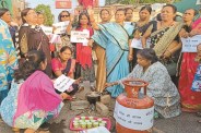 गैस-पेट्रोल की महंगाई पर प्रदर्शन (photo source- Patrika)