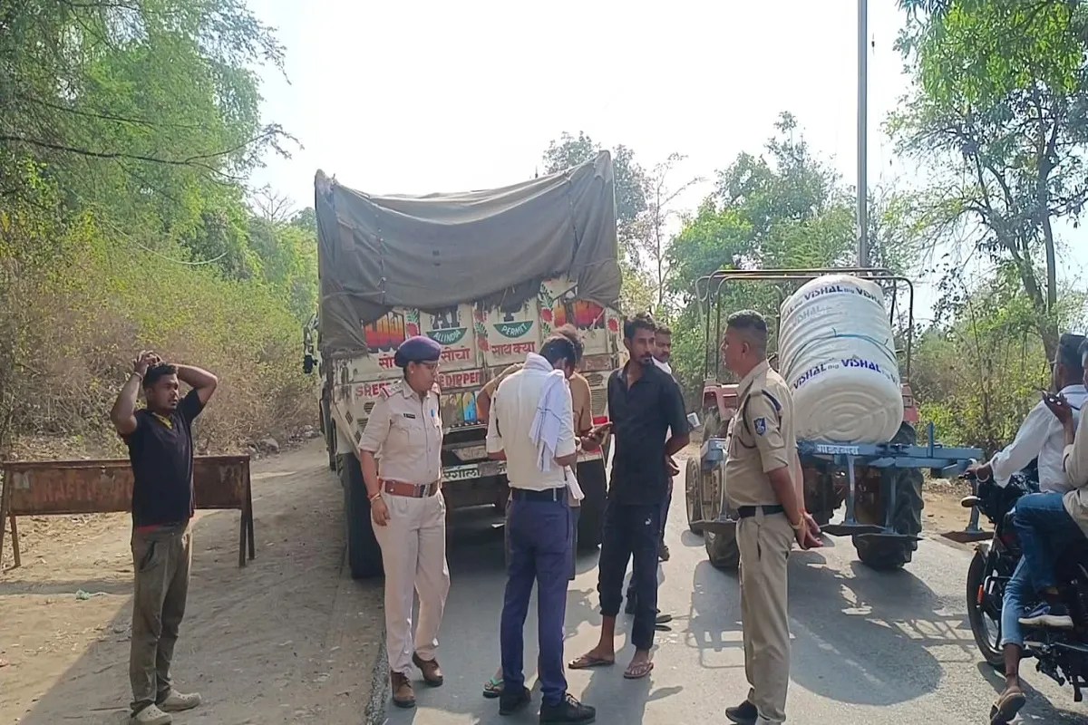 जिले में यातायात पुलिस की टीम ने नरसिंहपुर एवं गाडरवारा अनुभाग में सघन चेकिंग अभियान के तहत यातायात नियमों का उल्लंघन करने वाले कुल 141 वाहनों के चालान काटे। जिससे 1,20,500 रुपए का शमन शुल्क वसूला गया है।